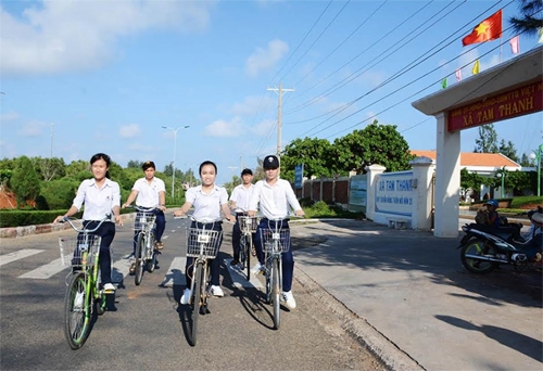 Học sinh Trường THPT Ngô Quyền phấn khởi đến lớp trên con đường trung tâm của huyện.
