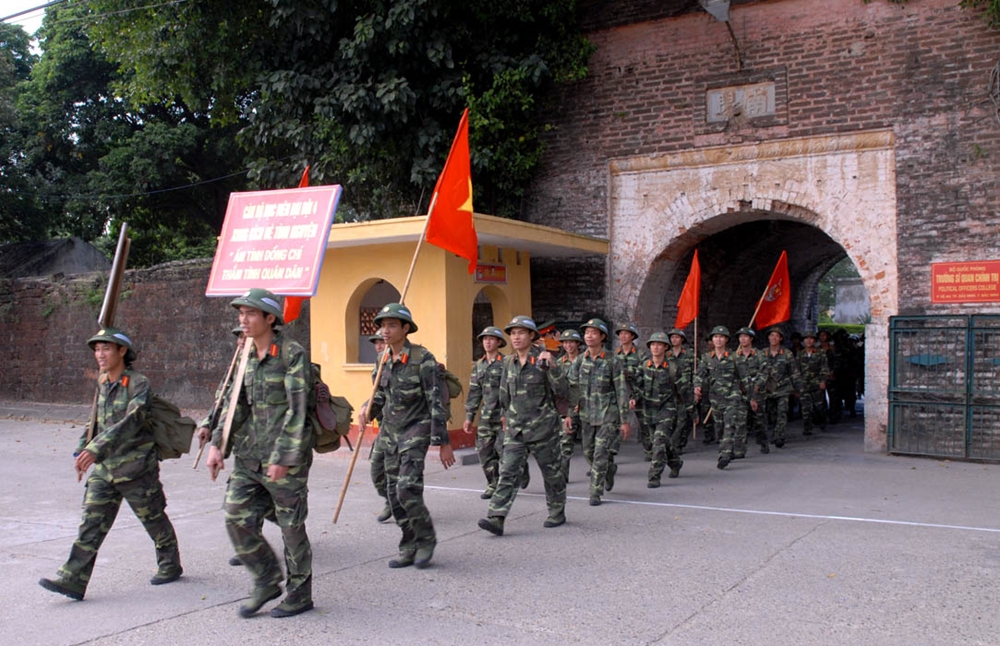 Các học viên hàng ngũ chỉnh tề hành quân ra bãi tập.