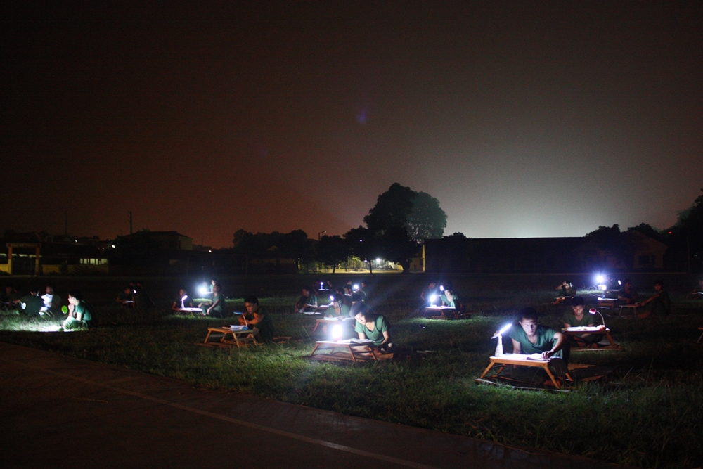 Giờ ôn luyện lý thuyết ngoài bãi tập mỗi khi đêm xuống.