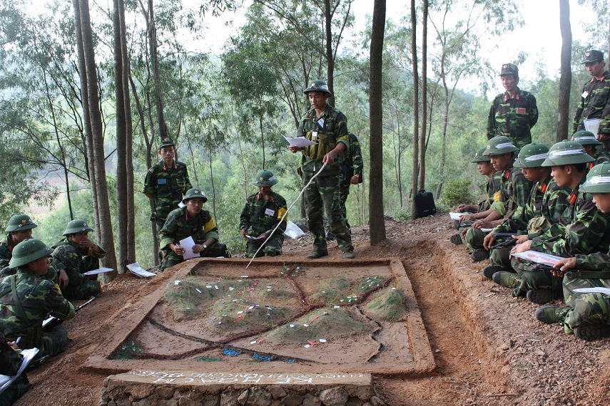 Bài học chiến thuật trên sa bàn ngoài thực địa đòi hỏi học viên phải có tư duy tốt.