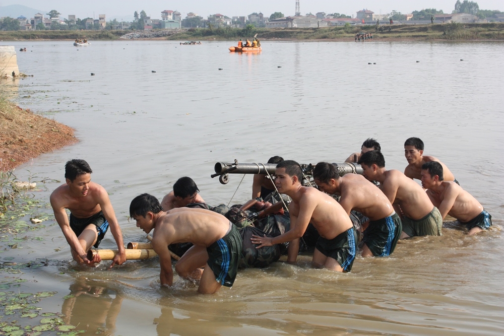 Trên đường hành quân diễn tập, nội dung bơi vượt sông là yêu cầu bắt buộc với mỗi học viên.