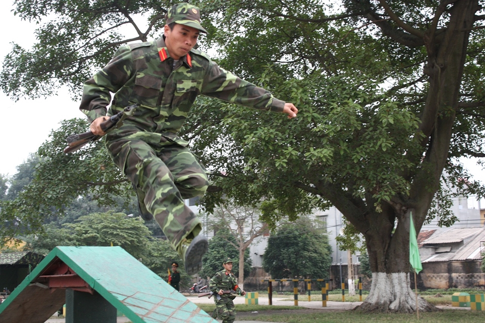 Bài tập vượt vật cản với súng AK đòi hỏi học viên phải có sức khỏe dẻo dai.