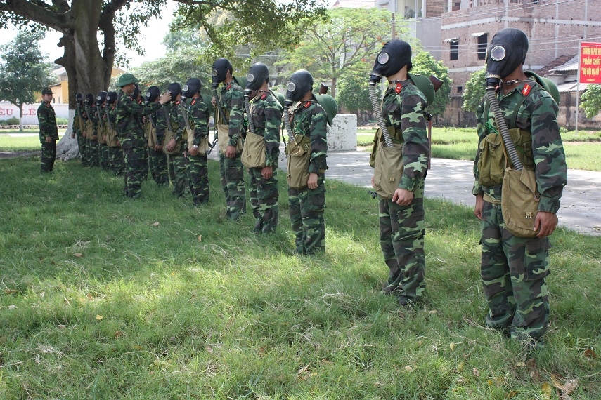 Giờ học với các khí tài hóa học đòi hỏi sự nhanh nhẹn và chuẩn xác.