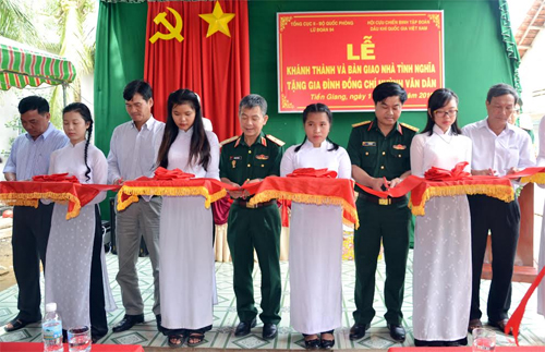 Tặng nhà tình nghĩa cho cựu chiến binh Huỳnh Văn Dân