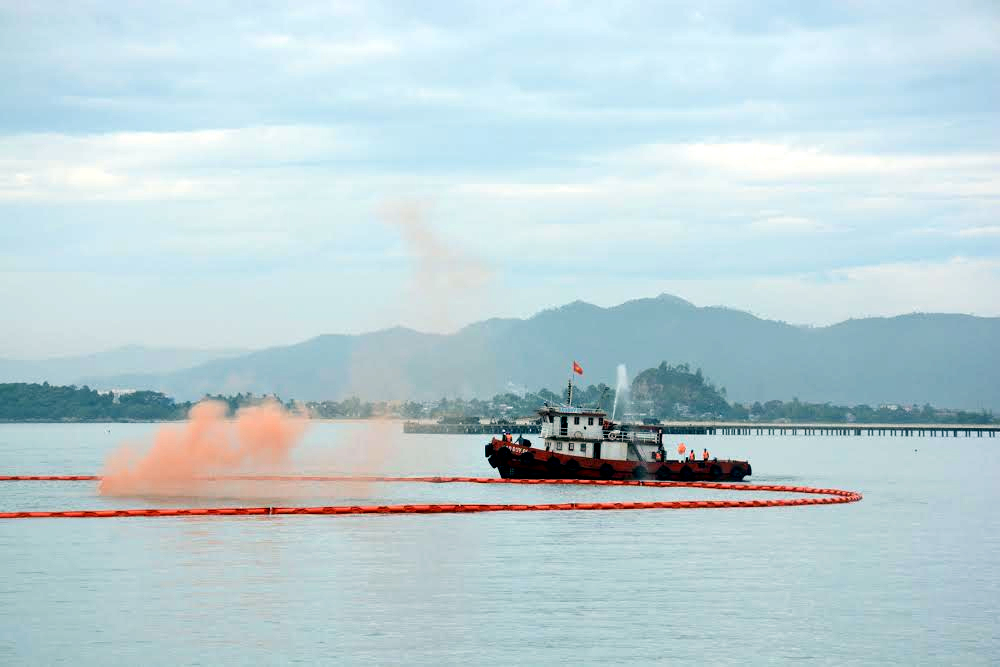 Diễn tập ứng phó sự cố tràn dầu trên biển