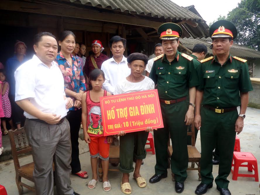 Thăm và tặng quà người dân bị thiệt hại trong mưa lũ ở Lào Cai
