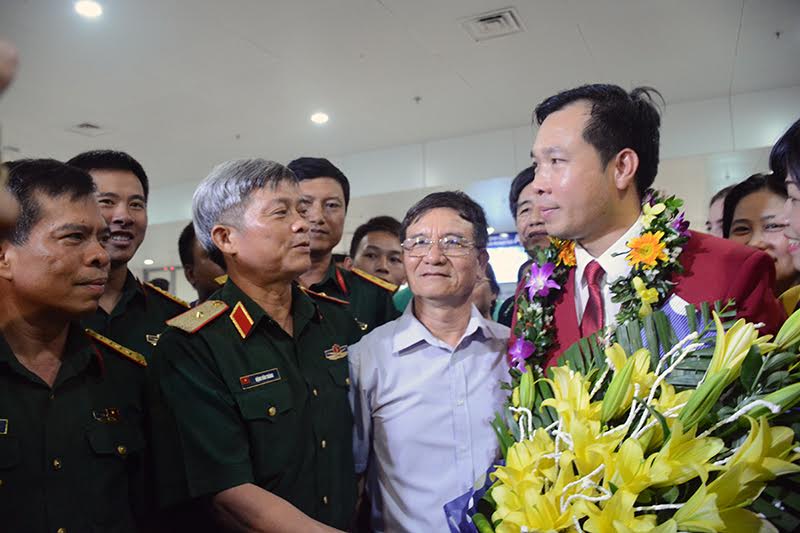 Người hâm mộ nồng nhiệt chào đón xạ thủ Quân đội Hoàng Xuân Vinh