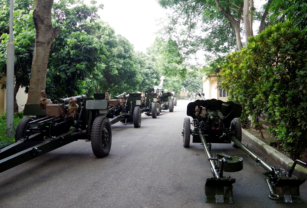 Các loại súng, pháo, hỏa tiễn được đưa về nhà máy, chờ ngoài đường trước khi được đưa về các phân xưởng: Xưởng sửa chữa súng, pháo phòng không, hỏa tiễn và xưởng sửa chữa pháo mặt đất.