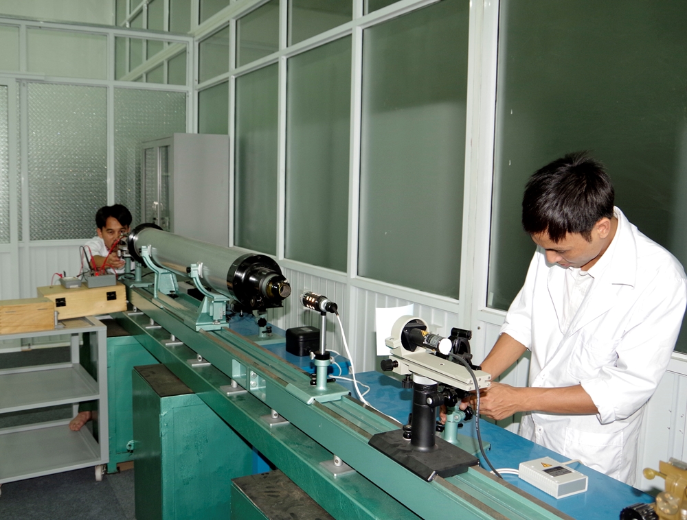Các nhân viên kỹ thuật của Phân xưởng sửa chữa khí tài quang học làm chủ kỹ thuật sử dụng máy đo xa lader hiện đại, được nhập từ nước ngoài cách đây không lâu.