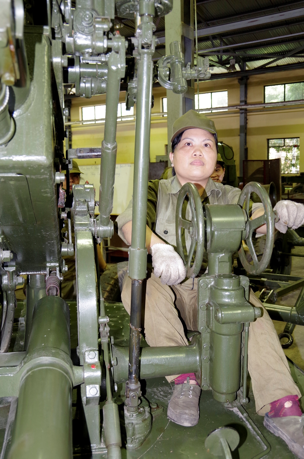 Công nhân của nhà máy kiểm tra tầm, hướng của một khẩu pháo phòng không Zu-23mm 2 nòng tại phân xưởng.