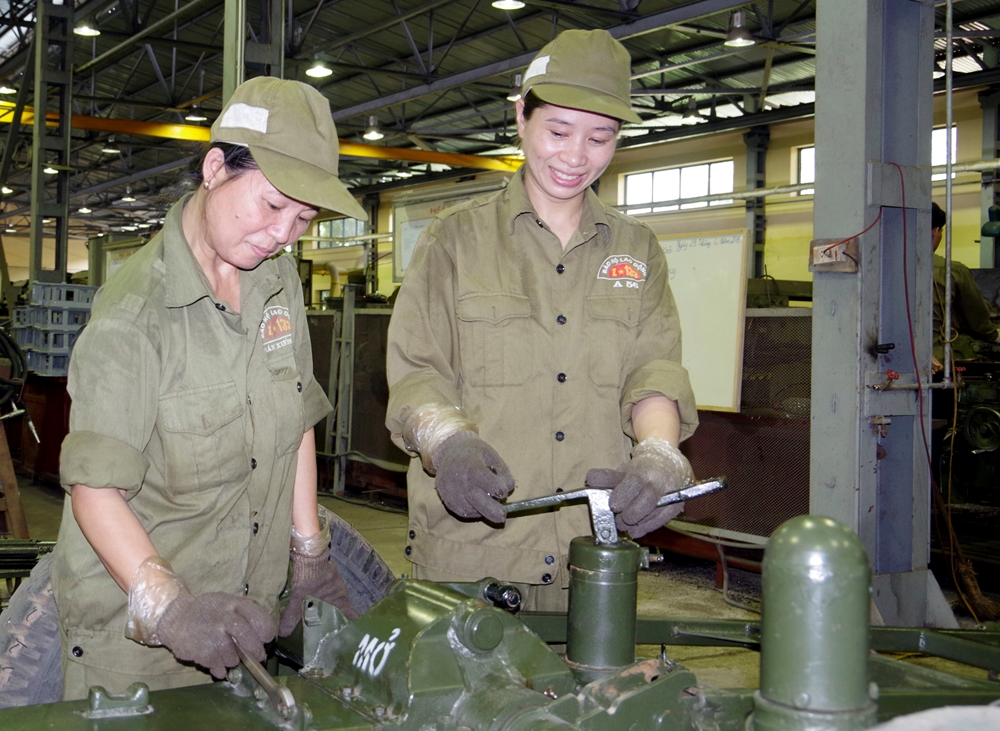 Công việc của những người thợ sửa chữa ở nhà máy Z113 rất vất vả, độc hại vì thường xuyên phải tiếp xúc với hóa chất, tiếng ồn... Nhưng đó là công việc vinh quang.