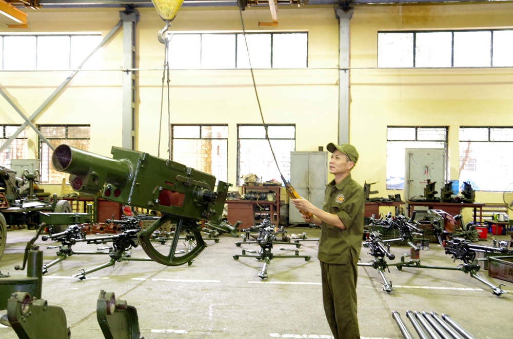 Những chi tiết, cụm chi tiết lớn, nặng nề được cẩu và di chuyển đến nơi khác.