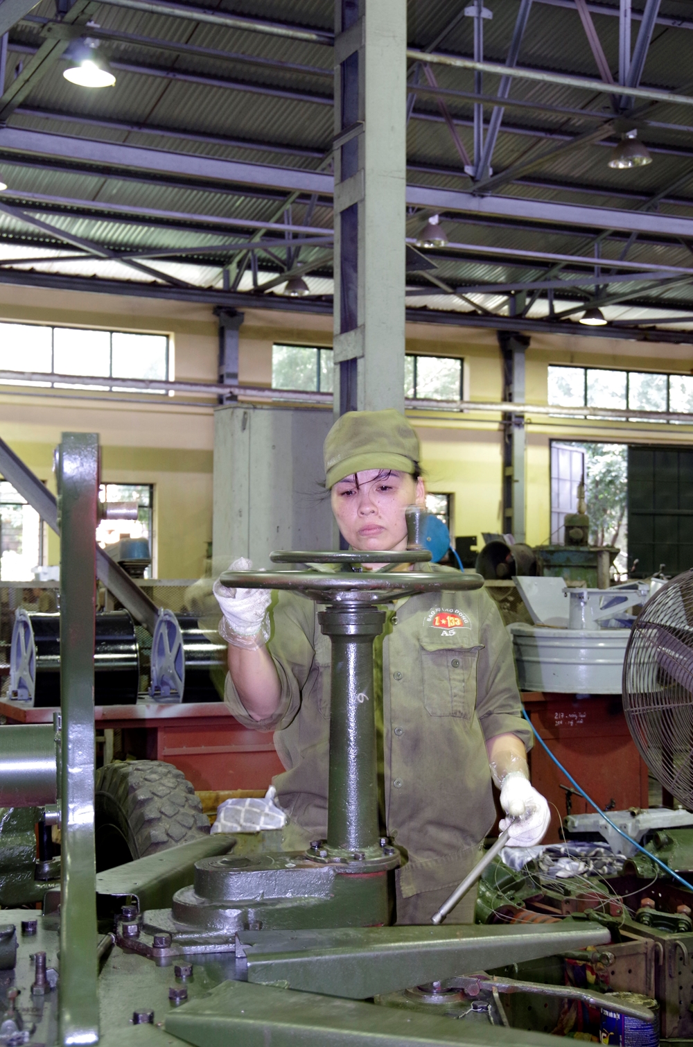 Các “bác sĩ” trong xưởng dùng các biện pháp nghiệp vụ, tỉ mỉ sửa chữa, khôi phục lại cơ cấu hoạt động của từng chi tiết, cụm chi tiết và toàn bộ cơ cấu hoạt động của khẩu pháo, đạt các tiêu chuẩn kỹ thuật khắt khe.