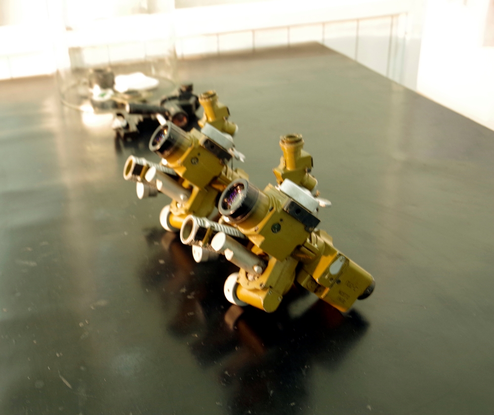 “Khoa mắt”, tên gọi chính xác là Phân xưởng sửa chữa khí tài quang học súng, pháo gần giống những phòng thí nghiệm của một lĩnh vực nghiên cứu khoa học. Các loại kính ngắm của súng, pháo đưa về đây được kiểm tra và sửa chữa hết sức tỉ mỉ.