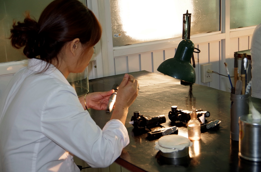 Các kính ngắm quang học của súng, pháo được tháo rời, lau sạch bằng cồn và các loại hóa chất đặc biệt để loại bỏ bụi bẩn đến trong suốt.