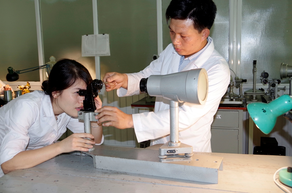 Các nhân viên ở đây kiểm tra, hiệu chỉnh độ chính xác của kính ngắm thông qua máy đo, hiệu chỉnh ly giác. Đó là công việc phối hợp của 2 nhân viên với sự tập trung cao độ, rất tỉ mỉ.