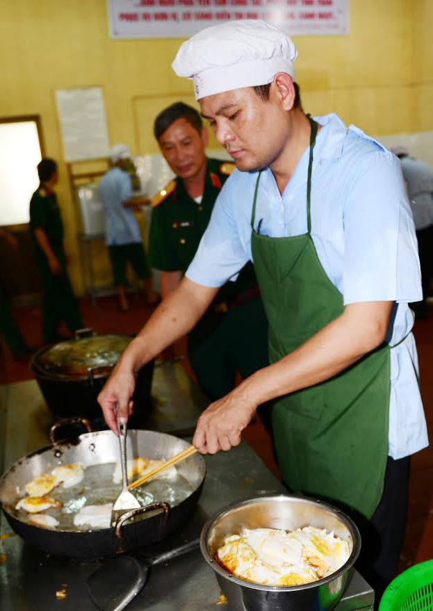 Bộ phận nhà bếp chế biến thức ăn.