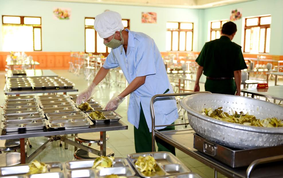 Chiến sĩ nuôi quân chia khẩu phần ăn.