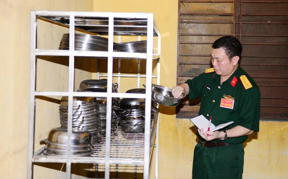 Kiểm tra dụng cụ nuôi quân.