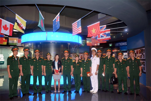Đoàn sĩ quan trẻ Việt Nam thăm Căn cứ Hải quân Singapore
