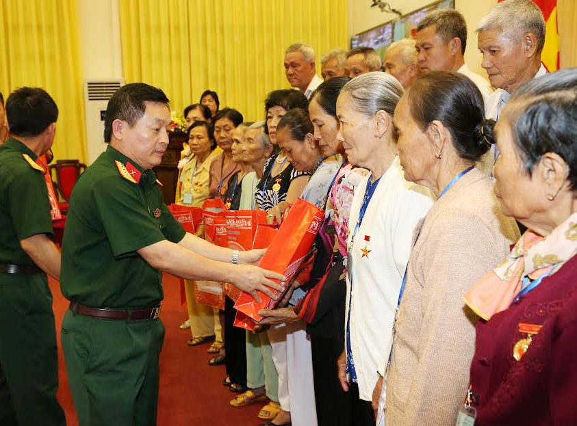 Bộ Quốc phòng gặp mặt đoàn đại biểu người có công tỉnh Vĩnh Long
