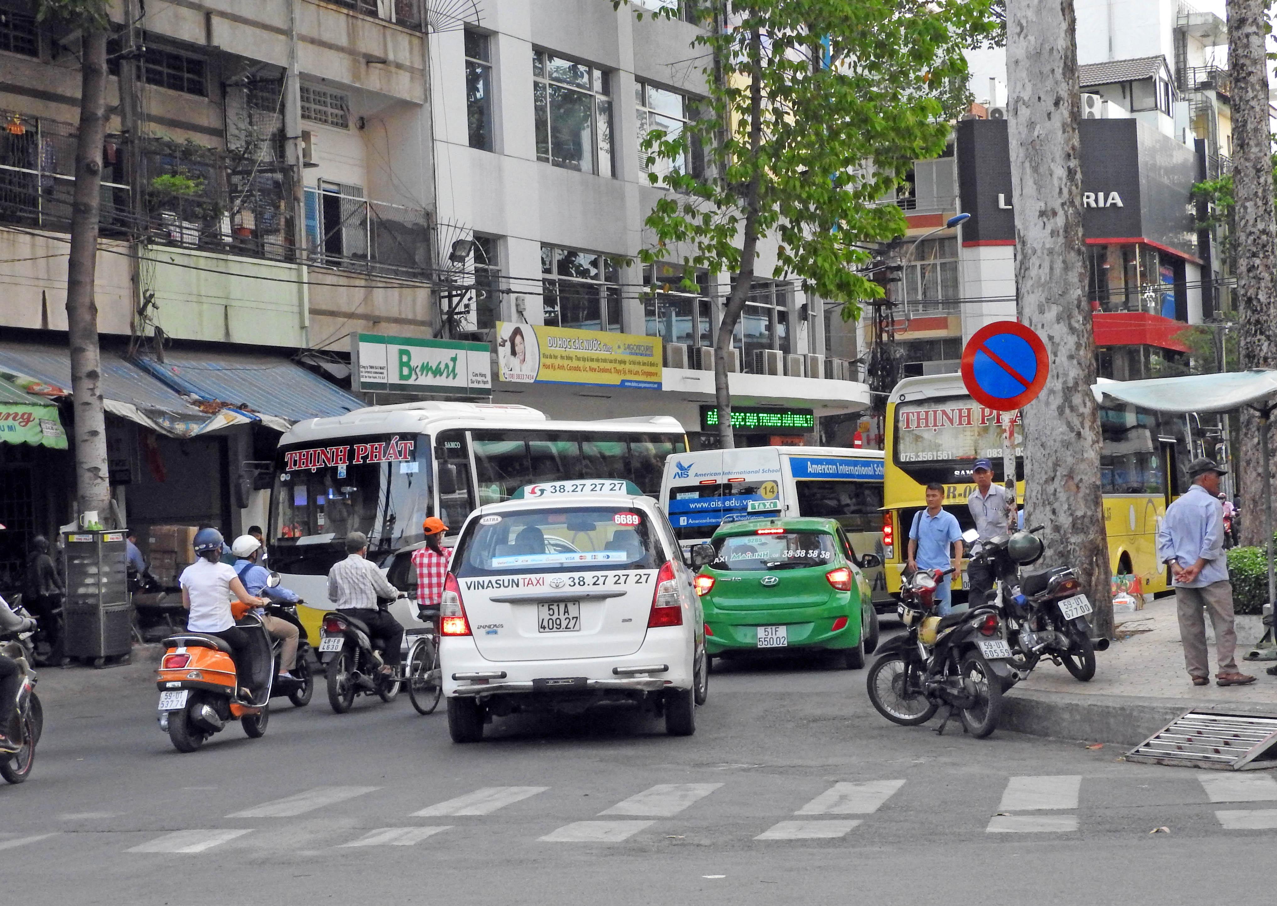 Bài 1: Nhức nhối với xe khách trá hình
