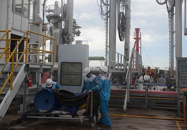 Công nhân Kho cảng PV Gas Vũng Tàu miệt mài làm việc.