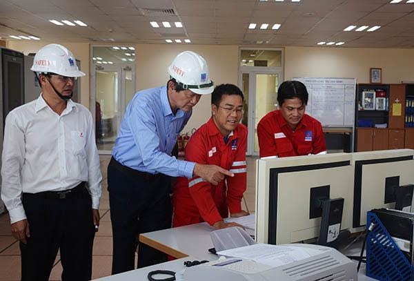 Lãnh đạo Công ty Cổ phần Điện lực dầu khí Nhơn Trạch 2 thường xuyên kiểm tra hoạt động sản xuất, kinh doanh thông qua phần mềm quản lý hiện đại.