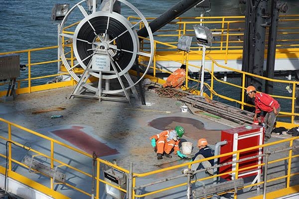 Sơn sửa, bảo quản phương tiện kỹ thuật trên Giàn khoan Tam Đảo 05.