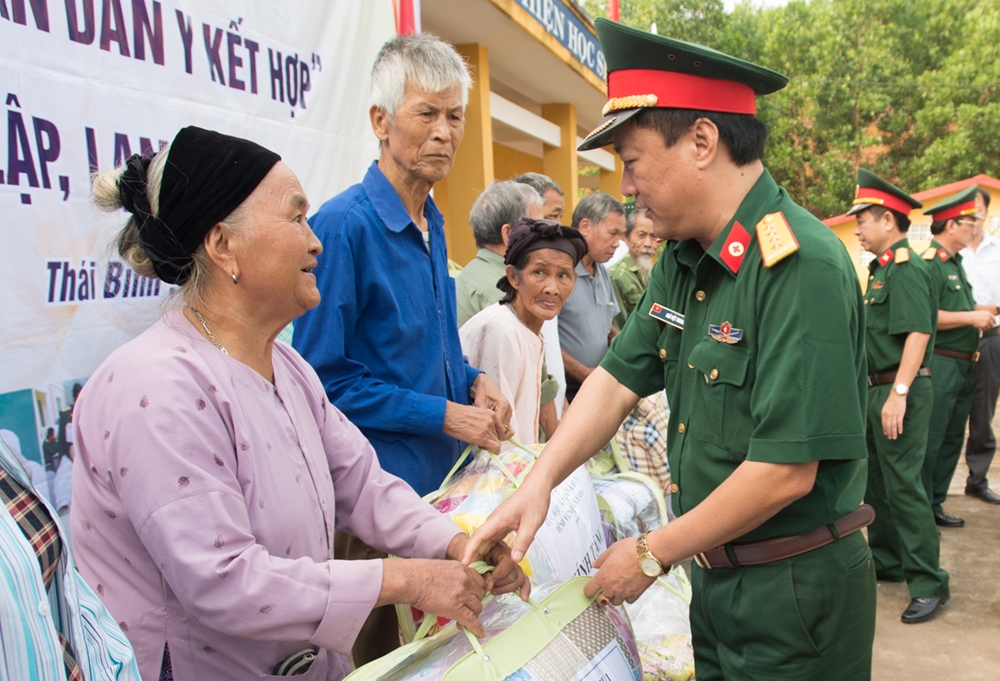 Đại tá, Thạc sĩ, Thầy thuốc ưu tú Ngô Việt Trung, Phó giám đốc Bệnh viện quân y 110 trao chăn ấm, tặng đối tượng chính sách của xã Thái Bình.