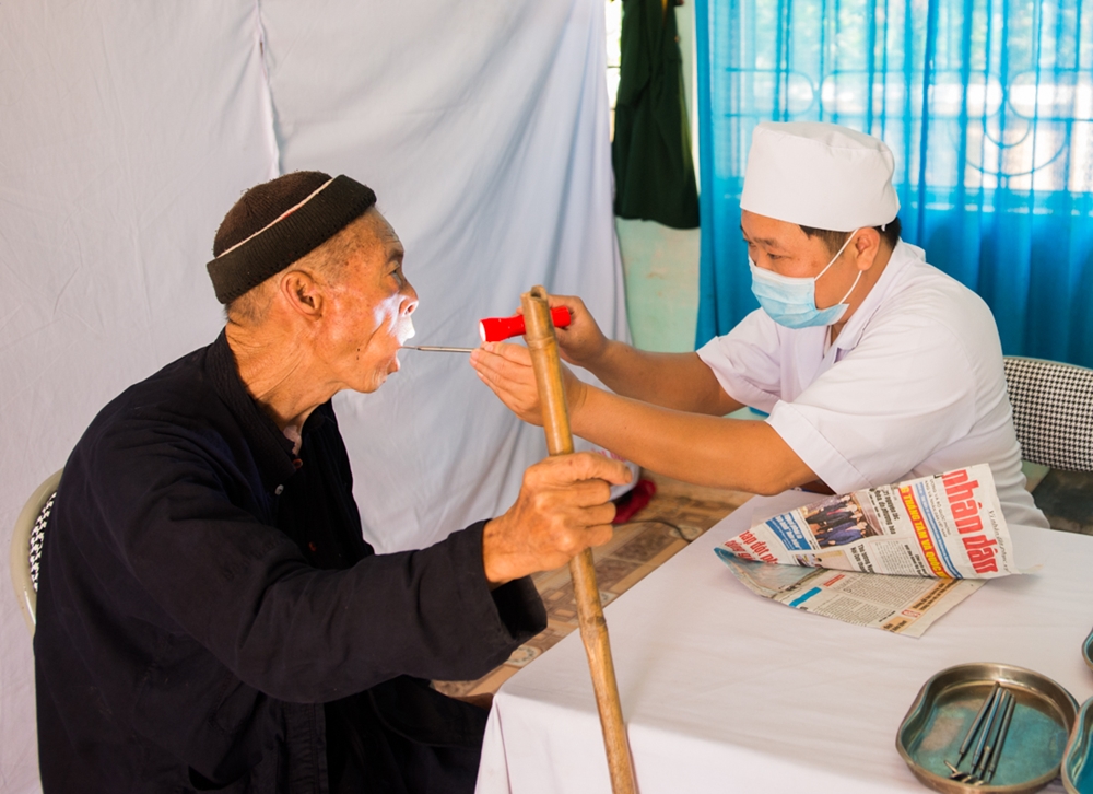 Bệnh viện tổ chức các phòng khám chuyên khoa để phục vụ đồng bào.