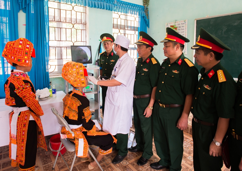 Máy nội soi hiện đại được vận chuyển từ bệnh viện đến địa phương để phục vụ công tác chẩn đoán bệnh và tư vấn cách điều trị cho đồng bào.