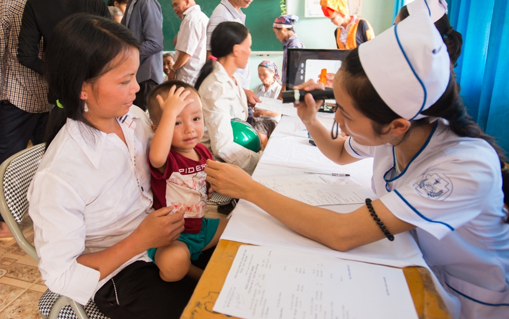 Các em nhỏ đi cùng mẹ cũng được các y, bác sĩ kiểm tra và tư vấn tận tình cách điều trị, chăm sóc bệnh.