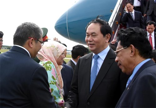 Chủ tịch nước Trần Đại Quang tới Bandar Seri Begawan bắt đầu chuyến thăm cấp Nhà nước Brunei
