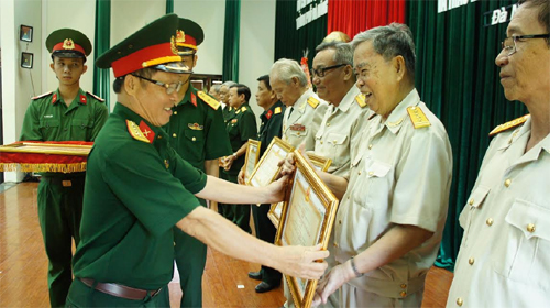 Bộ CHQS thành phố Đà Nẵng trao tặng, truy tặng huân chương cho cán bộ Quân đội nghỉ hưu