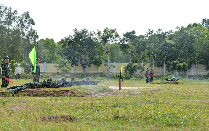 Các vận động viên nam thi bắn súng tiểu liên AK, bài 4.