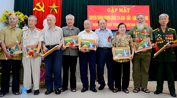 Người kéo cờ Việt Minh trên kỳ đài Ngọ Môn