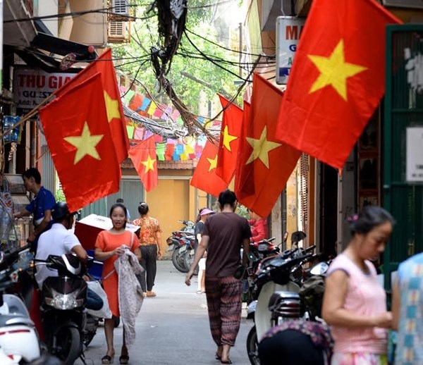 Các khu dân cư đâu đâu cũng treo Cờ Tổ quốc, chào mừng Quốc khánh.