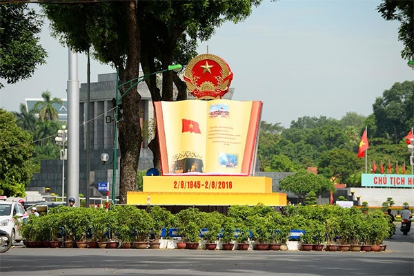 Biểu tượng Quốc huy trên đường Điện Biên Phủ, trước Lăng Chủ tịch Hồ Chí Minh.