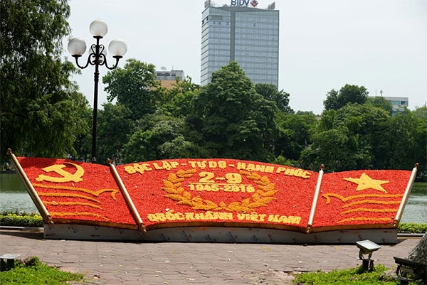 Trang trí khánh tiết độc đáo bằng hoa tươi bên hồ Hoàn Kiếm.