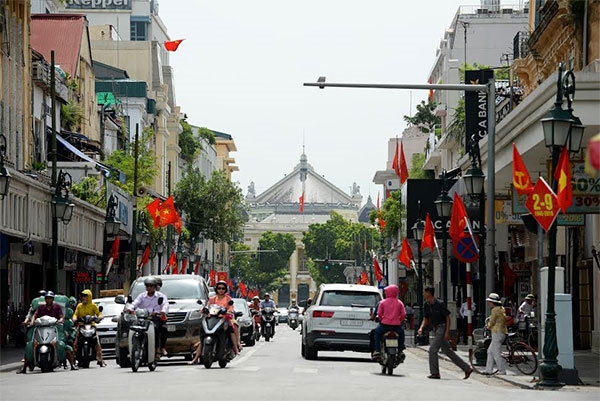 Rực rỡ cờ trên trục đường Tràng Tiền – Nhà Hát Lớn.