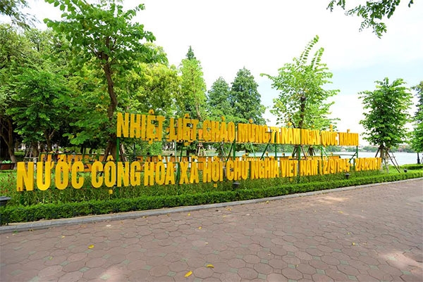 Biểu ngữ bên Hồ Hoàn Kiếm...