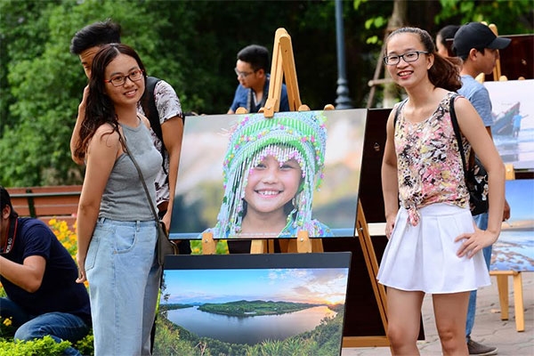 Triển lãm về Hà Nội những ngày sau độc lập và Việt Nam đất nước con người, được tổ chức ngoài trời, bên Hồ Hoàn Kiếm.