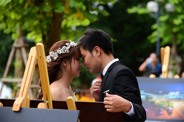 Nhiều đôi bạn trẻ chọn ngày này để ghi lại những kỷ niệm trong ngày Tết Độc lập.