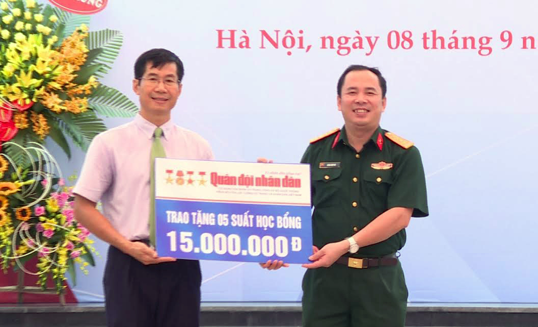 Báo Quân đội nhân dân trao học bổng tặng sinh viên vượt khó học giỏi