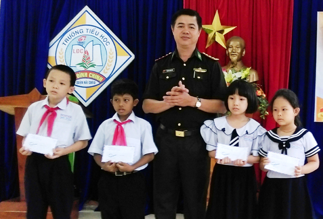 Bộ đội Biên phòng Đà Nẵng trao quà “Nâng bước em đến trường”