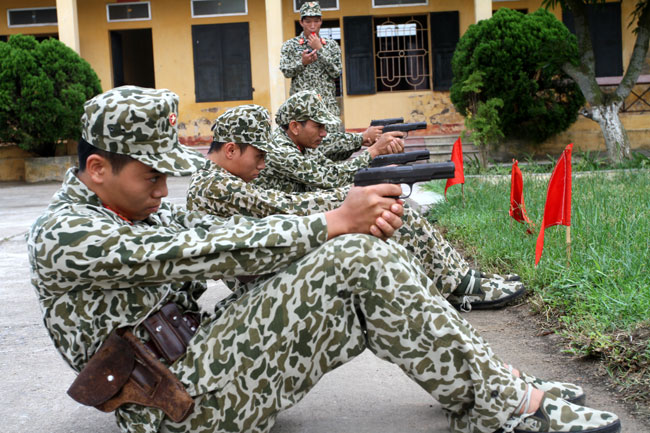 Rèn kỹ thuật bắn nhanh, tiêu diệt mục tiêu.