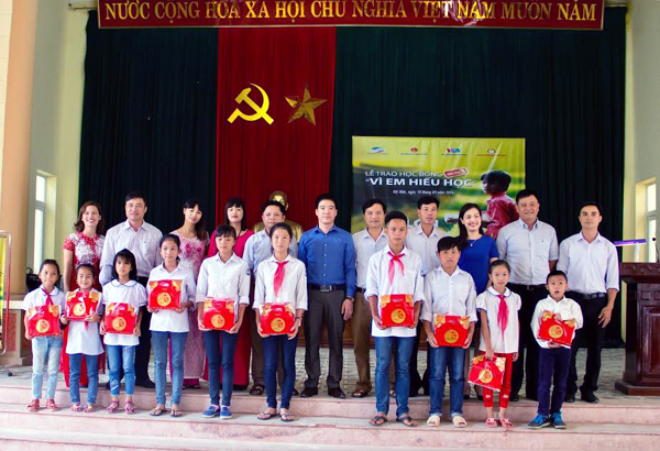 Chương trình “Vì em hiếu học” đến với học sinh nghèo huyện Mỹ Đức