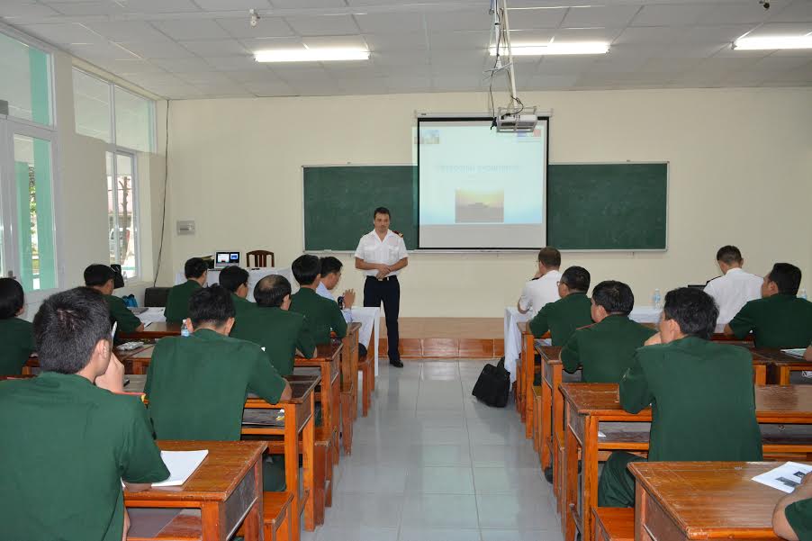 Chuyên gia Pháp trao đổi kinh nghiệm về gìn giữ hòa bình
