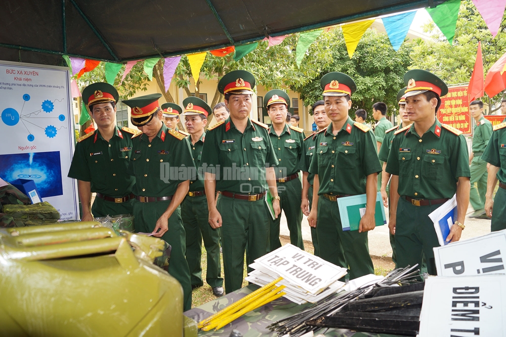 Để nâng cao chất lượng huấn luyện, hằng năm, Trường Sĩ quan Phòng hóa đều tổ chức thi mô hình, sáng kiến cải tiến kỹ thuật.